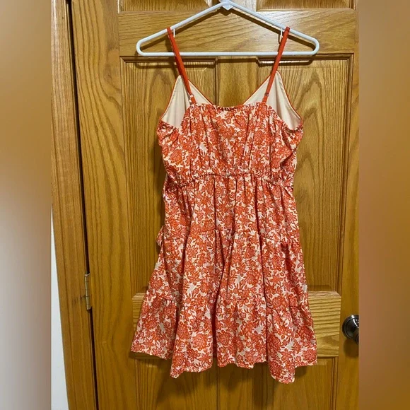 Chic Floral Wrap Midi Dress in Red and White - Picture 3 of 4